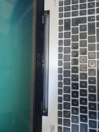 Portátil ASUS blanco y negro