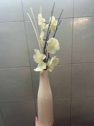 Jarrón decorativo beige y blanco