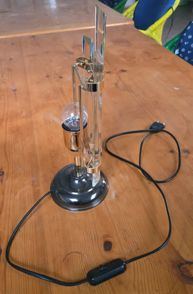 Lampada da tavolo in vetro e metallo