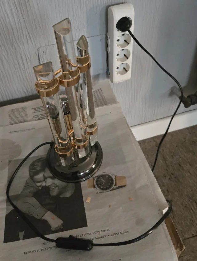 Lampada da tavolo in vetro e metallo