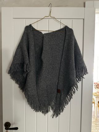Ponchos blanco ,negro,burdeos y gris  unidad