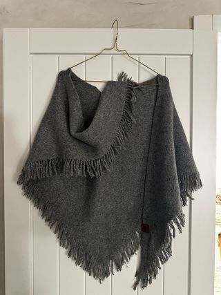 Ponchos blanco ,negro,burdeos y gris  unidad