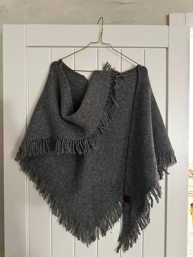 Ponchos blanco ,negro,burdeos y gris unidad