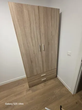Armario de madera con 2 cajones