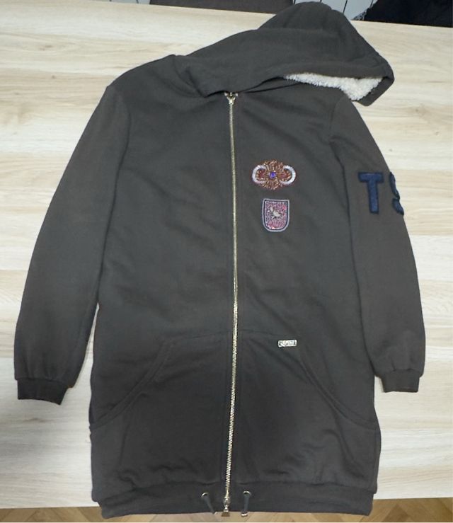 Cazadora larga con capucha y parches