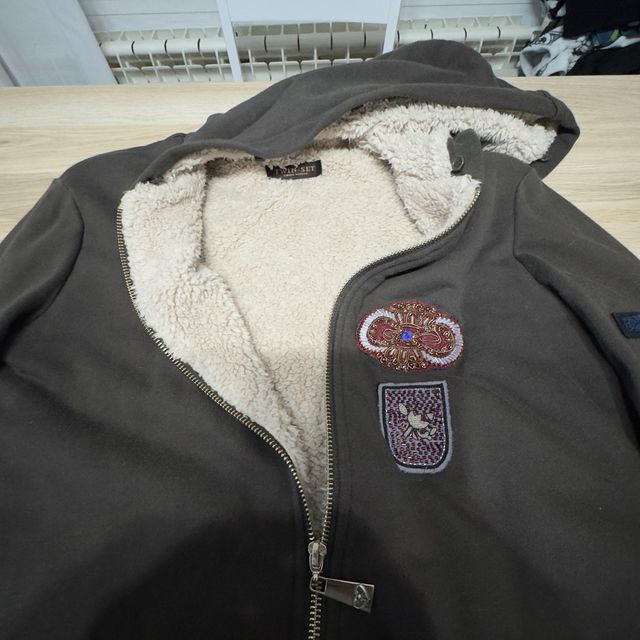 Cazadora larga con capucha y parches