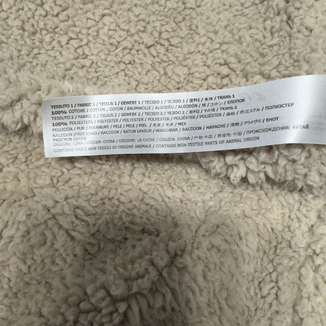 Cazadora larga con capucha y parches