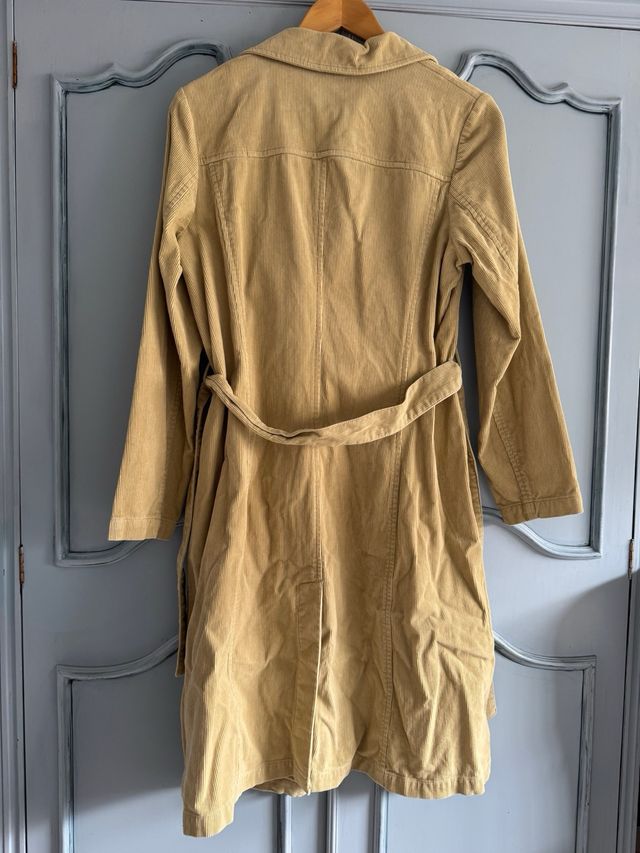 Gabardina con cinturón