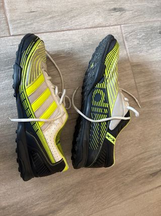 Botas Fútbol Indoor Negro/Amarillo