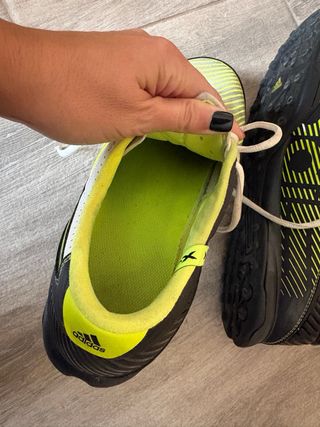 Botas Fútbol Indoor Negro/Amarillo