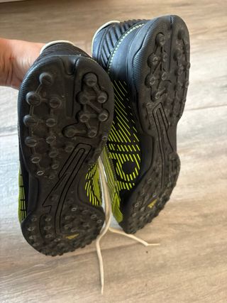 Botas Fútbol Indoor Negro/Amarillo