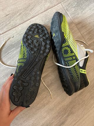 Botas Fútbol Indoor Negro/Amarillo