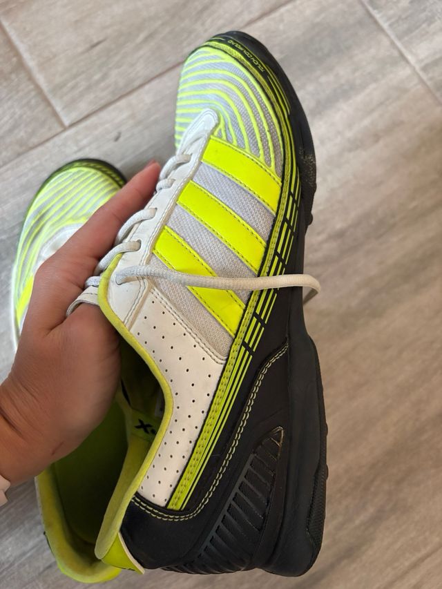 Botas Fútbol Indoor Negro/Amarillo