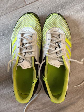 Botas Fútbol Indoor Negro/Amarillo