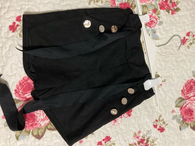 Shorts neri con bottoni dorati