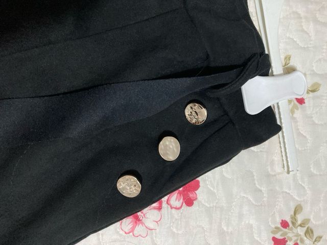 Shorts neri con bottoni dorati