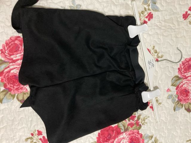 Shorts neri con bottoni dorati