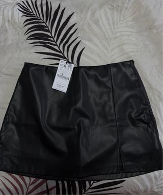Falda cuero negra con short NUEVA