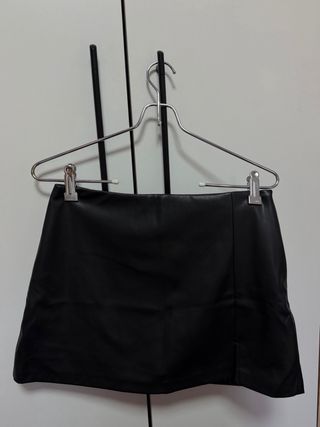 Falda cuero negra con short NUEVA