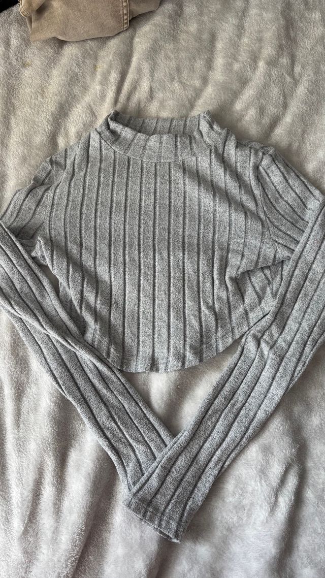 Jersey gris de cuello alto acanalado