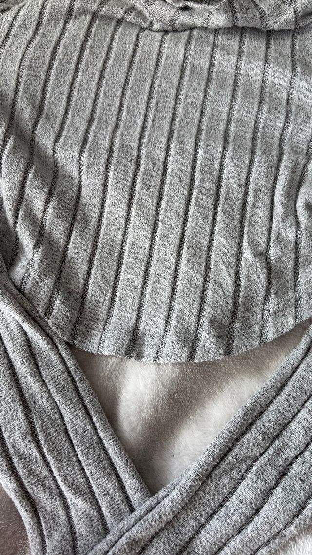 Jersey gris de cuello alto acanalado