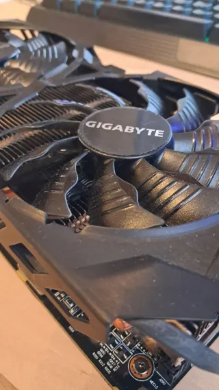 Tarjeta Gráfica Gigabyte R9 390x G1