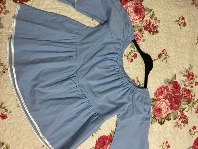 Top donna azzurro con maniche a campana