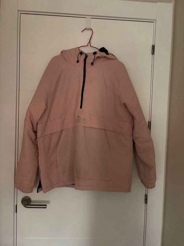 Abrigo rosa con capucha