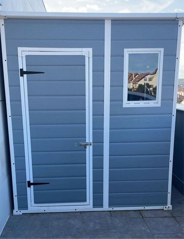 Caseta de resina gris con ventana