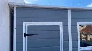 Caseta de resina gris con ventana