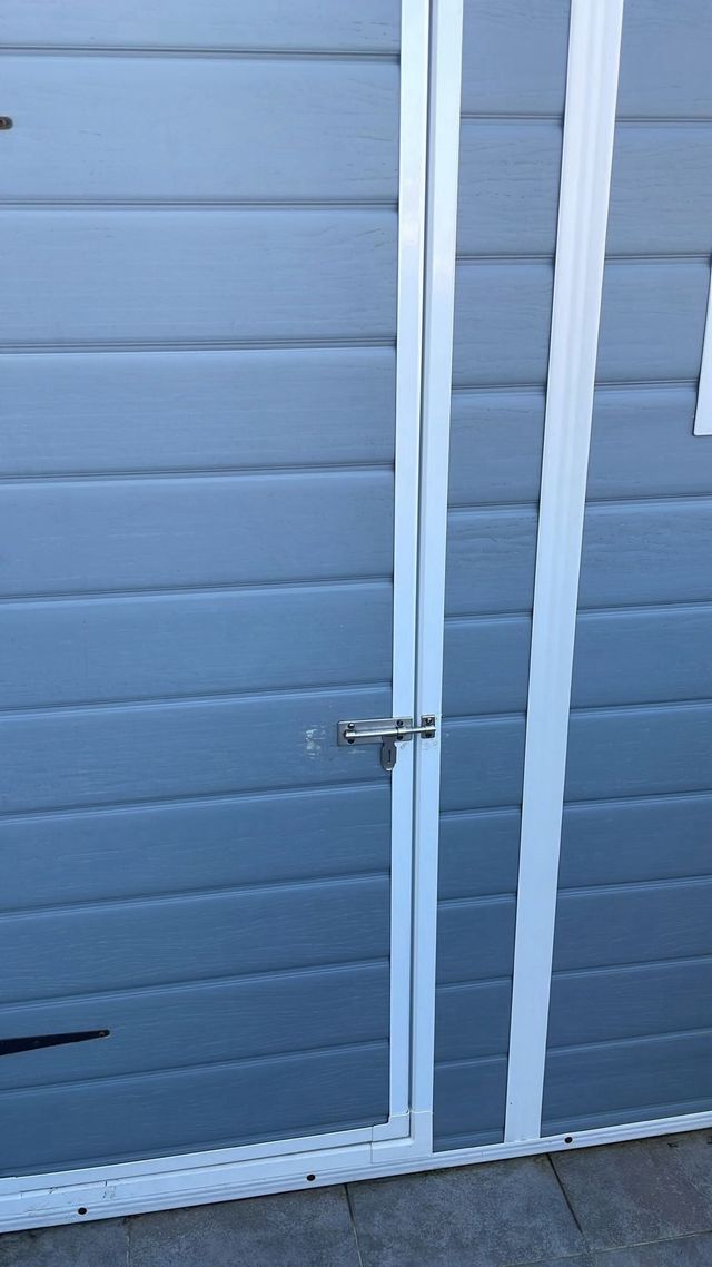 Caseta de resina gris con ventana