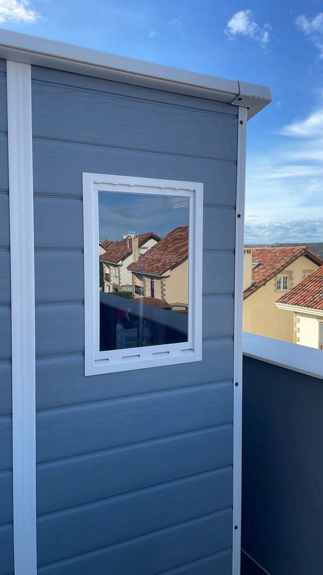 Caseta de resina gris con ventana