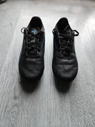 Botas de fútbol Puma negras y azules