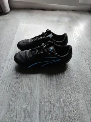 Botas de fútbol Puma negras y azules
