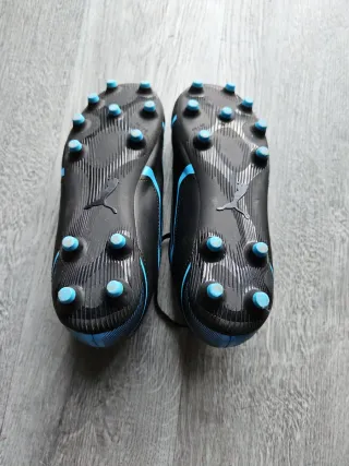 Botas de fútbol Puma negras y azules