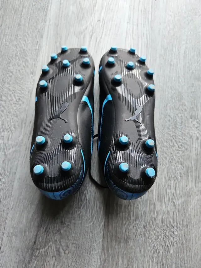 Botas de fútbol Puma negras y azules