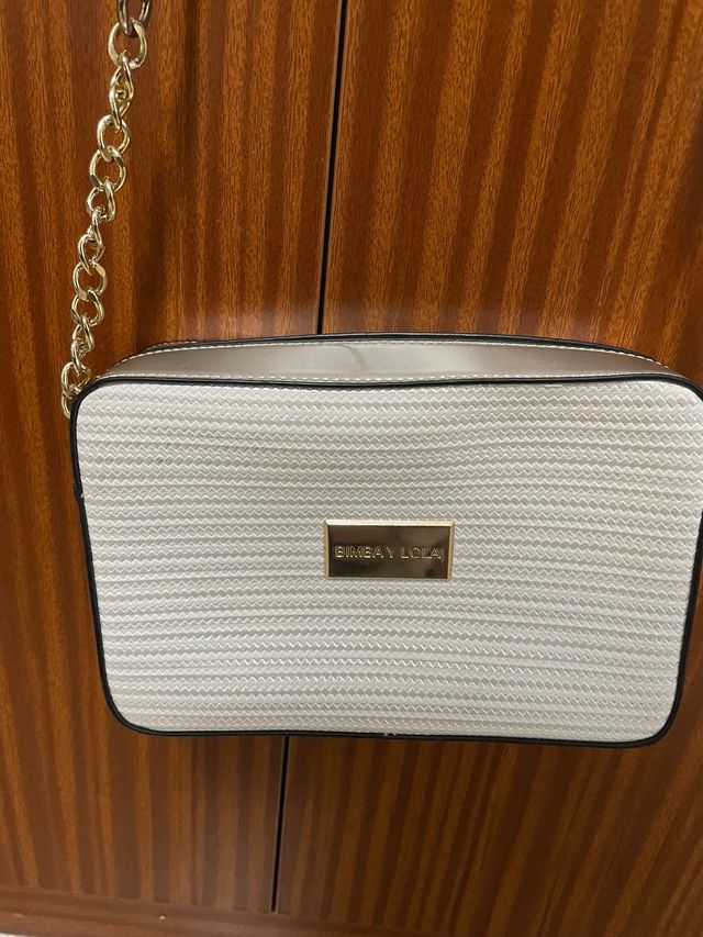 Bolso de mujer blanco y plateado - cadena dorada
