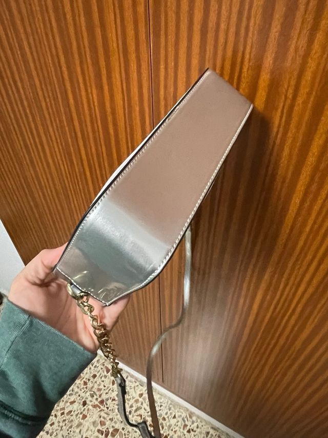 Bolso de mujer blanco y plateado - cadena dorada