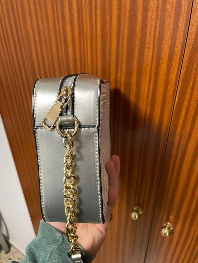 Bolso de mujer blanco y plateado - cadena dorada