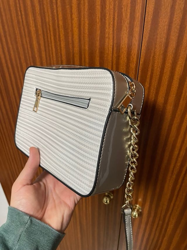Bolso de mujer blanco y plateado - cadena dorada