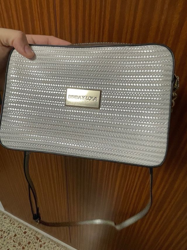 Bolso de mujer blanco y plateado - cadena dorada