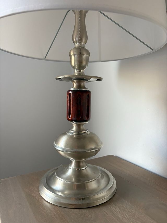 Lampara antigua de metal y madera tallada