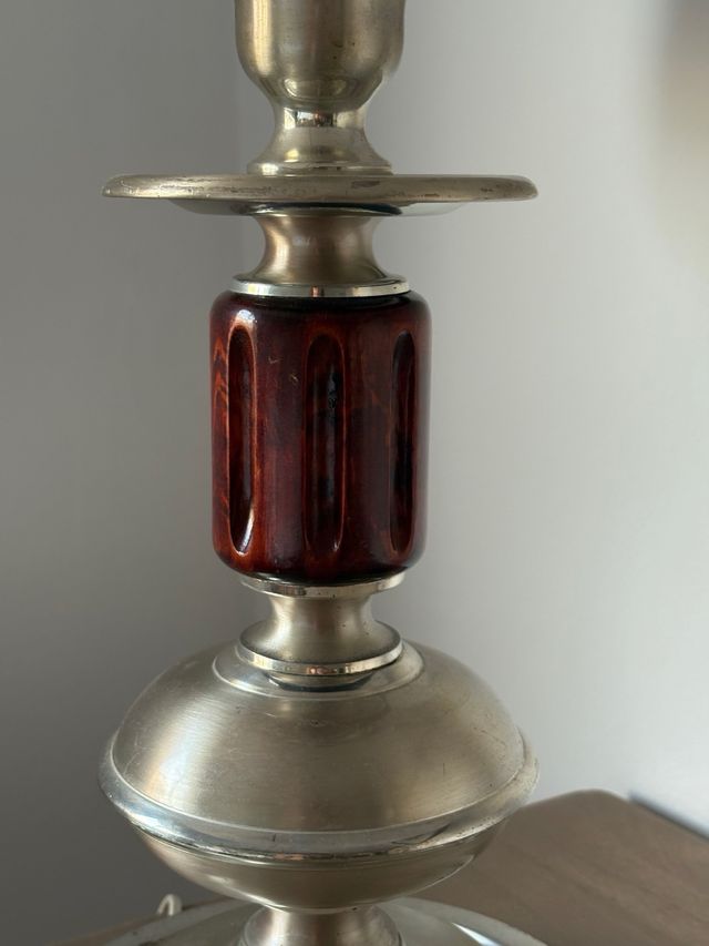 Lampara antigua de metal y madera tallada