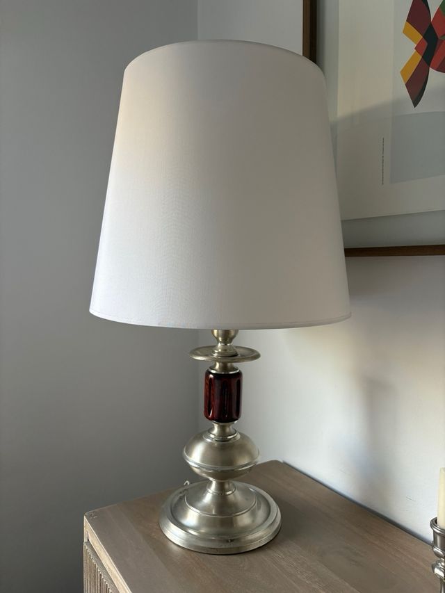 Lampara antigua de metal y madera tallada