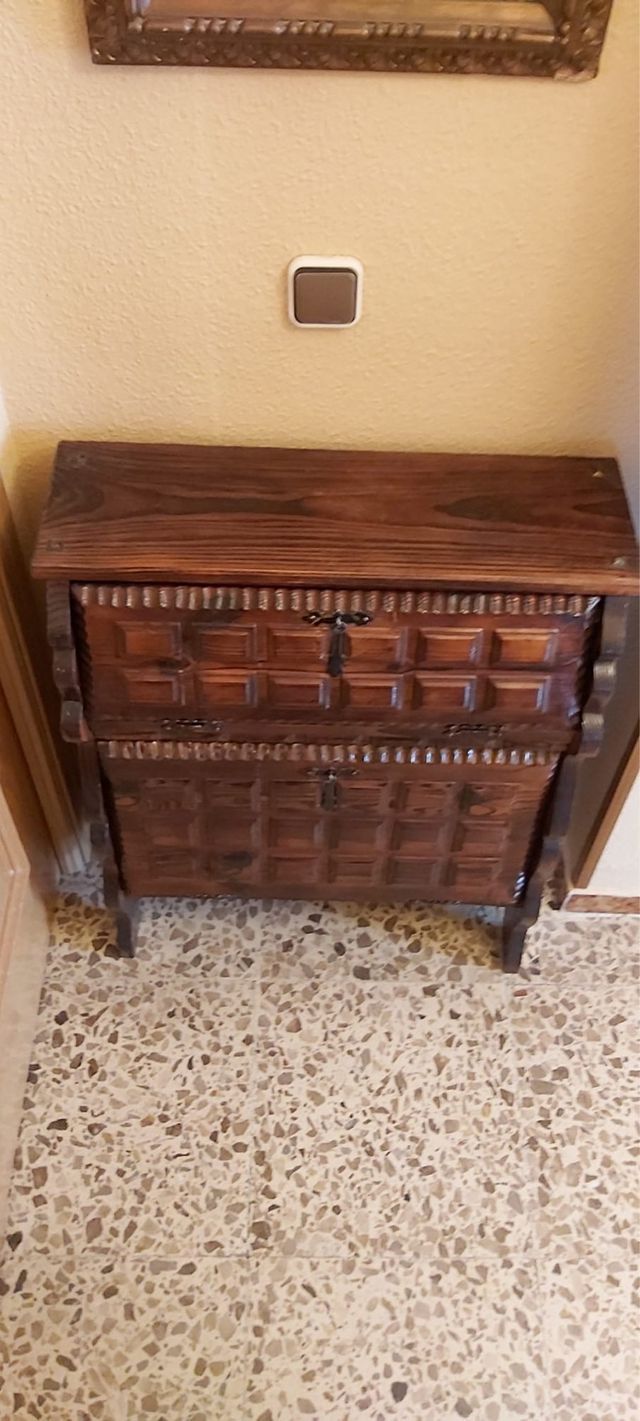 Taquillón de madera tallada