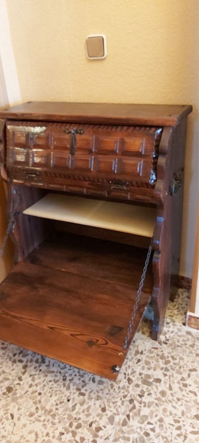 Taquillón de madera tallada