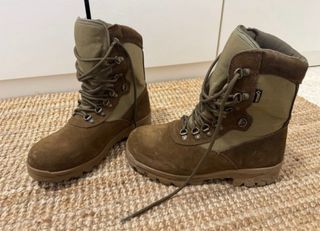 Botas militares marrones y verde oliva