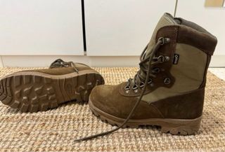 Botas militares marrones y verde oliva