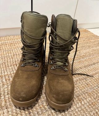 Botas militares marrones y verde oliva