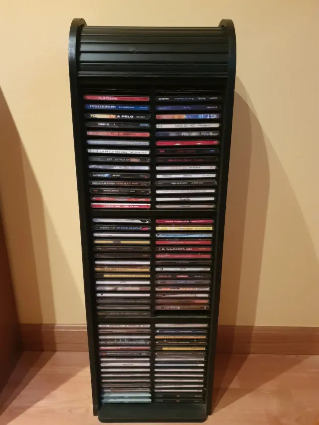 Mueble CD negro con persiana